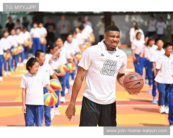 字母哥被邀请做校园嘉宾,用行动感染学生们 字母哥被邀请做校园嘉宾,用行动感染学生们