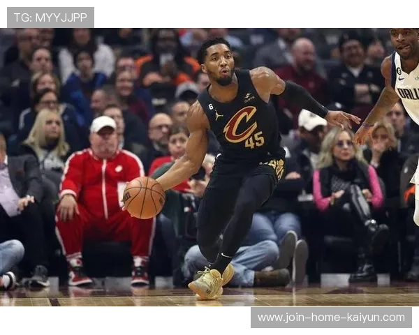 米切尔前场快速出手三分命中，骑士节奏飞起